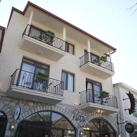 Pietra Social House