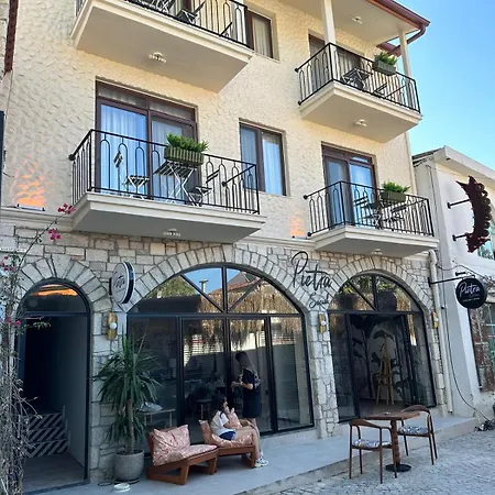 Pietra Social House Hotel *