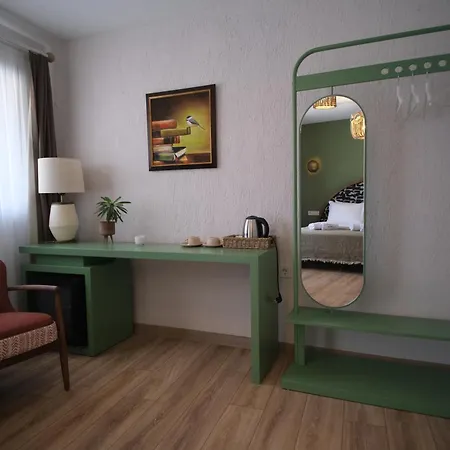 Pietra Social House Hotel *