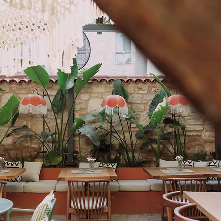 Pietra Social House Hotel