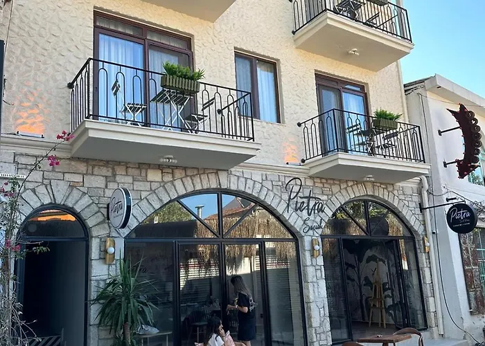 Pietra Social House Hotel *